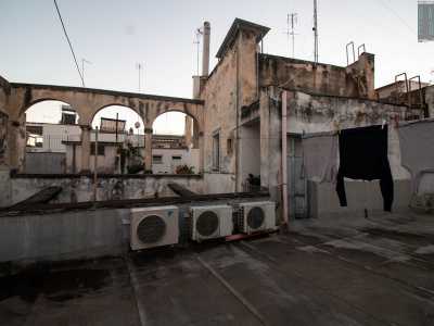 Siamo giunti quasi alla fine della nostra visita, ma prima di andare via attraversiamo una porta in legno che ci permette l�ingresso su un terrazzino. E qui, tra la biancheria sbattuta dal vento...